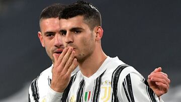 Juventus' Spanish forward Alvaro Morata (R) celebrates with teammates after scoring a penalty during the Italian Cup quarter final football match between Juventus and Spal on January 27, 2021 at the Allkianz stadium in Turin. (Photo by Isabella BONOT