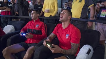 Morata y Vitolo se divierten junto a dos 'gamers' en Orlando