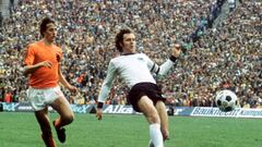 Munich (Germany), 07/07/2010.- (FILE) A file picture dated 07 July 1974 shows Germany's Franz Beckenbauer (R) and Johan Cruyff of the Netherlands (L) in action for the ball during the FIFA 1974 World Cup final soccer match between Germany and the Netherlands in Munich, Germany, re-issued 08 January 2024. Beckenbauer passed away on 07 January 2024 aged 78, as his family confirmed on 08 January. (Mundial de Fútbol, Alemania, Países Bajos; Holanda) EFE/EPA/Staff GERMANY OUT *** Local Caption *** 02240188
