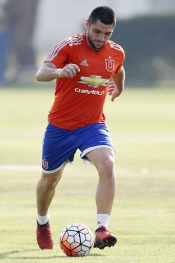 El jugador de Universidad de Chile Alonso Rodriguez controla el balon durante la practica matutina en el CDA de Santiago, Chile.