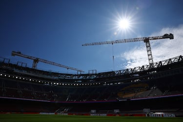 Se ven grúas desde el interior del estadio durante la visita.
