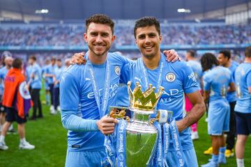 El equipo citizen ha ganado la Premier en el sprint final con el Liverpool. El papel de los dos internacionales españoles ha sido muy importante. Tanto Laporte como Rodri han participado en 33 partidos de los 38 de la temporada en la liga inglesa. El central hispanofrancés ha jugado 2.834 minutos y marcado 4 tantos. En el caso del mediocentro, además de jugar 2.888 minutos, ha aportado siete goles y dos asistencias. 