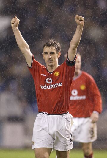 El lateral derecho inglés defendió los colores del Manchester United desde 1992 hasta 2011. Jugó 598 partidos y anotó 7 goles.