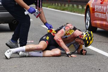 El holandés Jos van Emden del equipo ciclista Jumbo Visma reacciona tras una caída