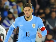 AMDEP2697. MONTEVIDEO (URUGUAY), 04/09/2025.- Federico Valverde (d) de Uruguay disputa el balón con Yoshimar Yotún de Perú este jueves, en un partido por las eliminatorias a la Copa Mundial 2026 entre Uruguay y Perú en el estadio Centenario en Montevideo (Uruguay) EFE/ Gastón Britos