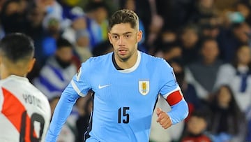 AMDEP2697. MONTEVIDEO (URUGUAY), 04/09/2025.- Federico Valverde (d) de Uruguay disputa el balón con Yoshimar Yotún de Perú este jueves, en un partido por las eliminatorias a la Copa Mundial 2026 entre Uruguay y Perú en el estadio Centenario en Montevideo (Uruguay) EFE/ Gastón Britos