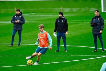 Javi Castro volvi a entrenar hoy con sus compa?eros tras su esguince de tobillo, pero el que no salt al csped fue su tocayo Montero.