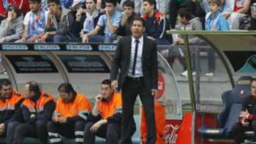 Simeone, en el banquillo de Balaídos.