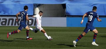 Real Madrid 1-0 Huesca | Golazo de Eden Hazard. Recibió en tres cuartos de campo y no se lo pensó dos veces y disparó con mucha potencia ajustando el balón al palo de la portería de Andrés Fernández.