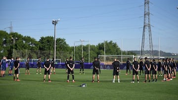 Los jugadores del Real Valladolid guardaron un minuto de silencio por las victimas del COVID-19 antes de empezar a entrenar, por primera vez, todos juntos.