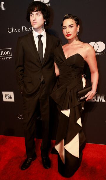 Demi Lovato y Jordan Lutes se besan en la alfombra roja de la pre gala de los Premios Grammy 2023.