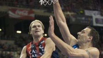 <b>REMONTADA. </b>Brad Oleson intenta anotar ante Andrew Betts.