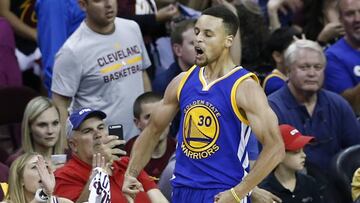 Stephen Curry celebra un triple ante Cleveland Cavaliers en el cuarto partido de las Finales de la NBA 2016.