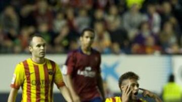 Neymar protesta una acci&oacute;n en el partido de Pamplona.