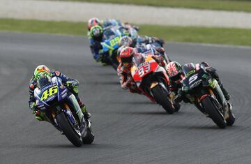 Valentino Rossi lidera la carrera.