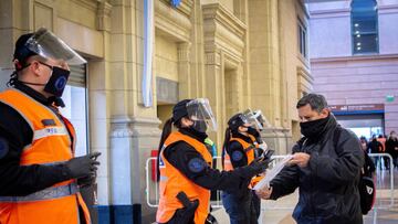 Agentes de Polic&iacute;a comprueban los permisos para poder acceder al transporte p&uacute;blico en la estaci&oacute;n de tren de Constituci&oacute;n, durante la vuelta a las restricciones de movimientos en todo Buenos Aires debido al rebrote de contagios por la COVID-19.