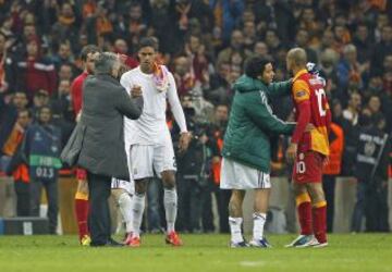 Mourinho acudi&oacute; a felicitar a sus jugadores al finalizar el partido en Estambul.