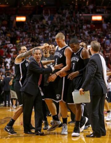 La plantilla y el cuerpo técnico de los Nets felicitan a Mason Plumlee después de su gran tapón a LeBron James, que significó la victoria de su equipo.