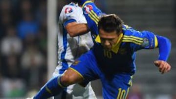 Konoplyanka disputa un balón.