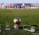 Los jugadores posan con los trofeos conquistados en la gala de la FIFA