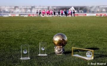 Los jugadores y el cuerpo técnico del Real Madrid posaron con los trofeos conquistados en la gala de la FIFA