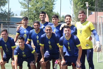 Varas, al centro, junto al plantel de Rengo para la temporada 2023. 