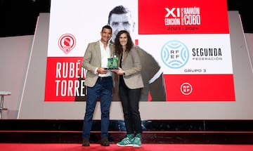 Rubén Torrecilla, con el trofeo al mejor entrenador del grupo 3 del pasado curso en Segunda RFEF. 