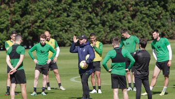 José Alberto, entrenador del Racing, arengando a sus jugadores en La Albericia.