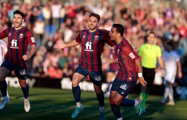 Pocos jugadores pueden igualar la sangre fría que mostró el delantero del Eldense, en el segundo tanto ante el Mirandés. Un balón suelto, en el área pequeña en el que, lejos de golpear de primeras, tiró un quiebro para acomodarse la pelota para marcar. Antes ya había anotado, desde el punto de penalti.