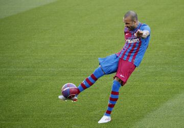 El lateral derecho brasileño Dani Alves vuelve a la que fue su casa y ha sido presentado de nuevo en el Camp Nou.  El brasileño se mostró exultante durante su acto.