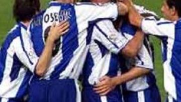 <b>UNA PIÑA.</b> Roger, felicitado por sus compañeros.