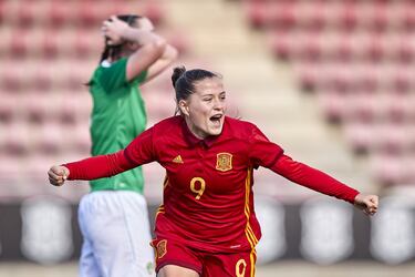 A sus 18 años, Claudia Pina se ha confirmado ya como una de las perlas que ha salido de La Masía. Con un talento innato, la delantera es una de las jugadoras más prometedoras del fútbol femenino europeo. Con apenas 16 años debutó con el primer equipo del Barça, siendo la más joven en conseguirlo. Y, si algo ha dejado claro desde el inicio de su carrera es su idilio con el gol. Una cualidad que le llevó a ser nombrada la mejor goleadora de 2017 de selecciones masculina y femenina con 16 tantos durante ese año natural. Además, tiene en su palmarés un oro en el Mundial Sub-17. 