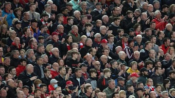 Los aficionados de Anfield cantan en honor a Cristiano.