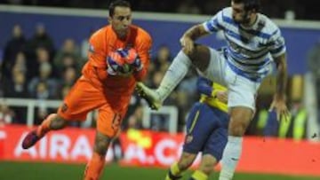 David Ospina detiene un balón enviado del delantero Charlie Austin.