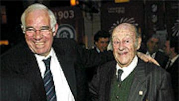 <b>LUIS, CON EL MARQUÉS DE FLORIDA</B>. Luis Aragonés saludó a un ex presidente del club, el marqués de la Florida.