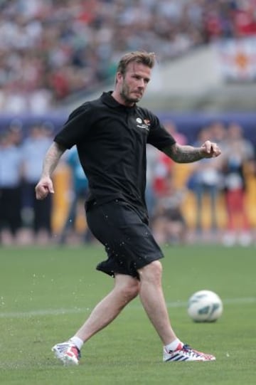 David Beckham en acción durante una sesión de entrenamiento con los jugadores Sainty Jiangsu en Nanjing Olympic Sports Center el 18 de junio de 2013 en Nanjing, provincia de Jiangsu de China.