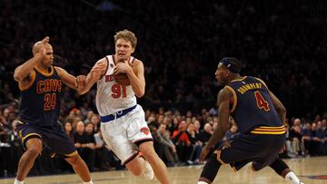 Feb 4, 2017; New York, NY, USA; New York Knicks forward Mindaugas Kuzminskas (91) drives to the basket between Cleveland Cavaliers forward Richard Jefferson (24) and Cavaliers guard Iman Shumpert (4) during the second half at Madison Square Garden. Mandatory Credit: Adam Hunger-USA TODAY Sports