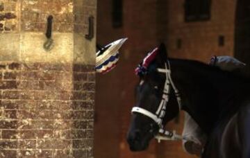 En Siena, desde mediados del siglo XVII, se celebra esta carrera de caballos a pelo con la intención de ganar el Palio, una bandera de seda que representa la Virgen con el Niño.