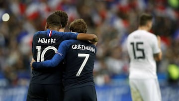 Mbappé y Griezmann celebran un gol con Francia.