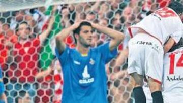 <b>EL GETAFE NO TUVO CONSUELO</b>. En la imagen, Güiza y Pachón aparecen abatidos después de que Rodríguez Santiago señalara el final del partido. En ese instante, los sevillistas se agrupaban en una piña para celebrar su cuarto título, el que se suma a las dos UEFAS y a la Supercopa. Los jugadores del Getafe quedaron abatidos porque no hubo tanta diferencia entre los finalistas. Los distinguió el acierto.