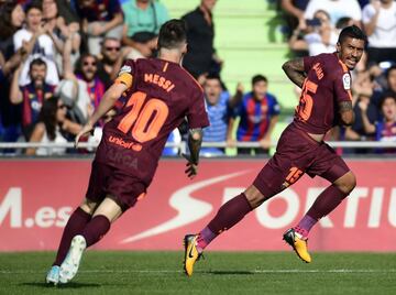 Paulinho celebrates