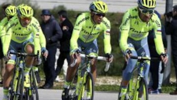 Alberto Contador, arropado por el Tinkoff.