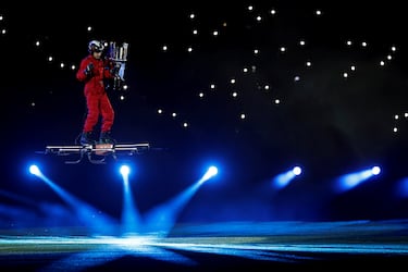 La Copa del Rey llega en un dron al estadio de La Cartuja.