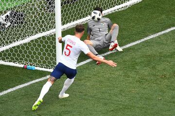Una jugada a balón parado dejó el balón rebotado para que Stones hiciera su segundo gol del partido.