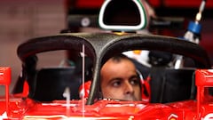 El mecánico de Ferrari dentro del coche con Halo.
