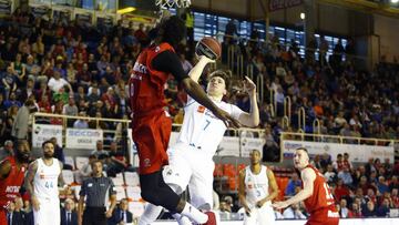 Luka Doncic, ante Olaseni.