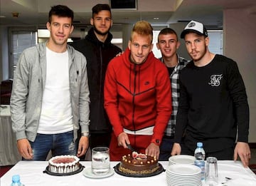 Celebrando sus 21 cumpleaños con sus amigos y compañeros del Estrella Roja de Belgrado.