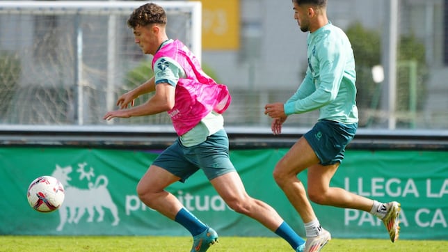 El defensa Aitor Crespo debuta en convocatoria oficial