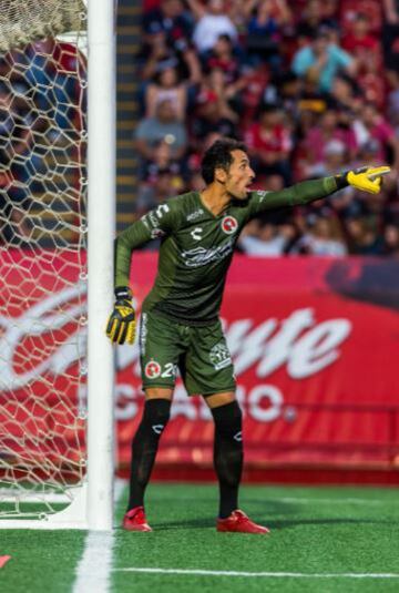 El portero de Xolos, es el jugador más veterano de la Liga MX. Los mejores años de Michel ya pasaron pero sigue en las canchas al ser el segundo arquero de Tijuana.