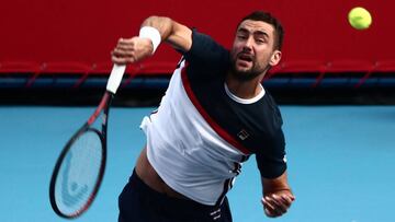 Marin Cilic saca ante Yuichi Sugita durante su partido en el Torneo de Tokio.